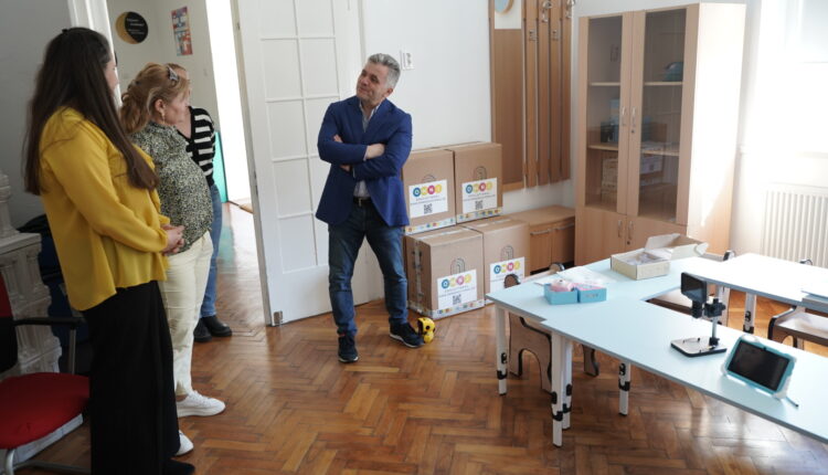 Două grădinițe din Mediaș au primit echipamente digitale și mobilier nou