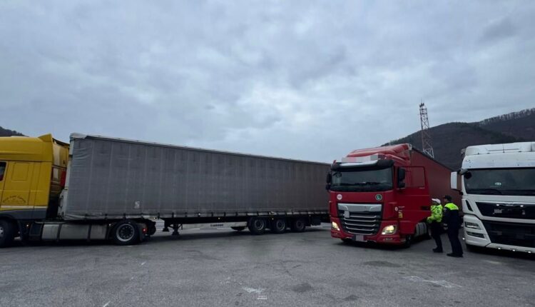 Încălcări ale restricțiilor de circulație pe Valea Oltului, zeci de TIR-iști sancționați