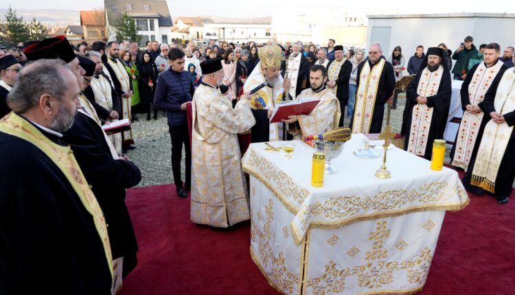 Mitropolitul Laurențiu a încheiat slujba de sfințire a pietrei de temelie pentru biserica din Șelimbăr