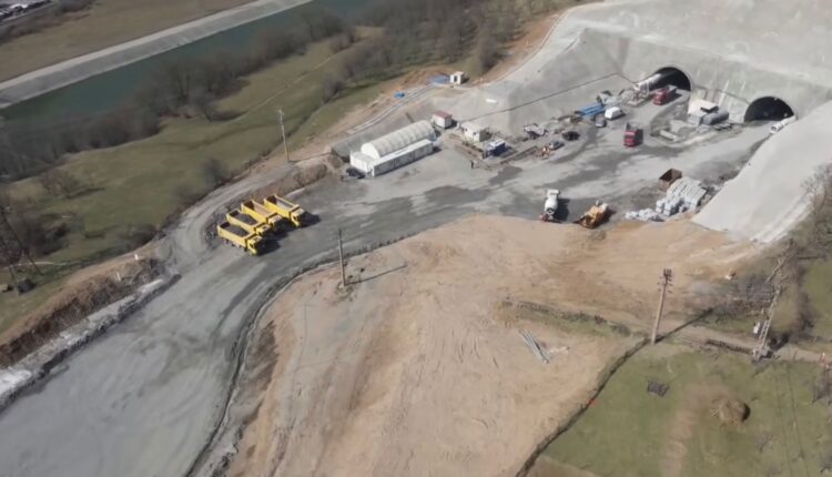 Mobilizare masivă pe autostrada Sibiu – Pitești cu sute de muncitori și utilaje la lucru continuu