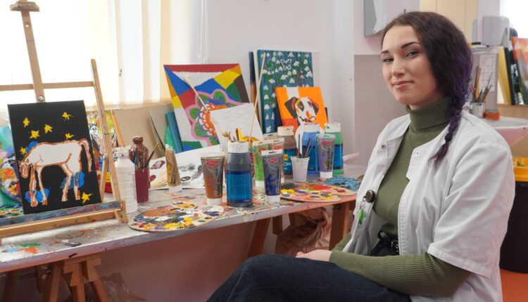 Povestea Andreei din Mediaș care pictează și jonglează cu focul după amputație