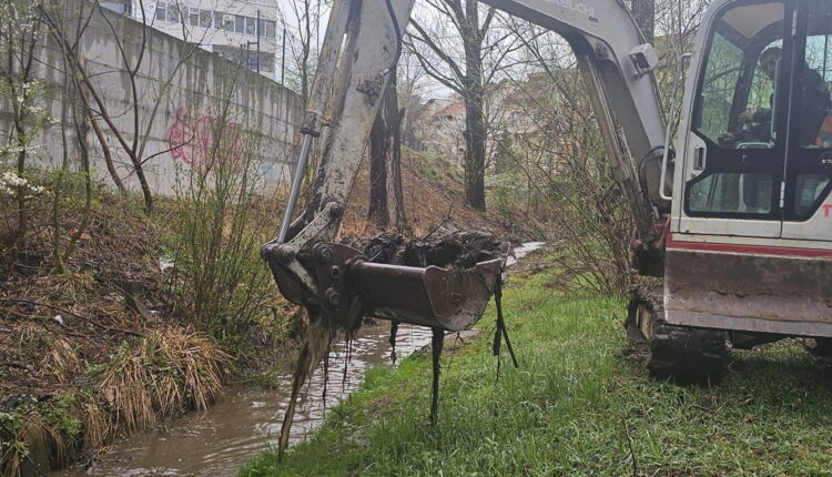 Primăria curăță pârâurile din Sibiu și demarează lucrări de întreținere în zona publică
