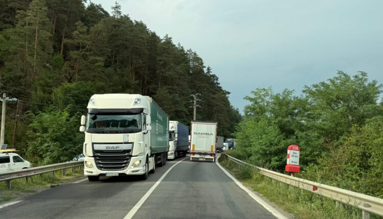 Restricții pentru TIR-uri pe Valea Oltului timp de 3 luni