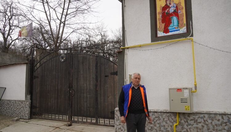 Tradiție unică într-un sat din Sibiu, icoane pictate pe case de un fost muncitor