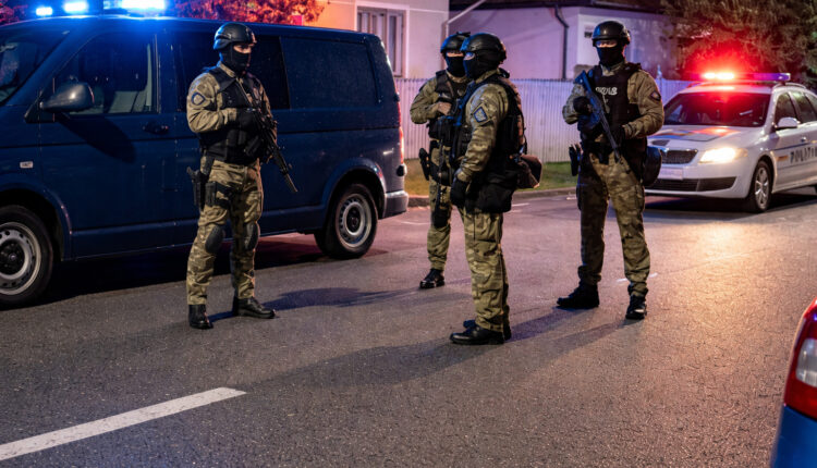 Trei bărbați reținuți de poliție după un atac violent asupra unui tânăr în Hoghilag