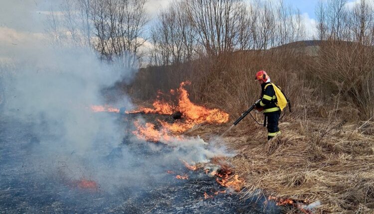 Weekend de foc pentru pompierii sibieni cu peste 220 de intervenții și zeci de incendii