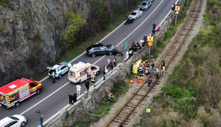Accident cu două mașini pe DN7 Valea Oltului, un șofer din Sibiu rănit grav