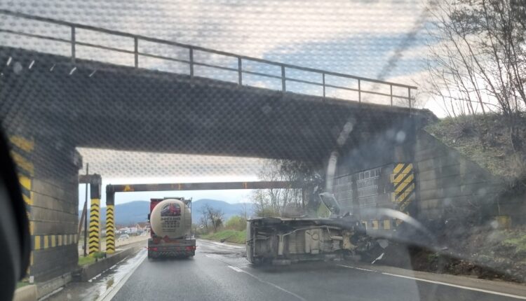 Accident pe DN1 în zona Veștem, o mașină de curierat s-a răsturnat