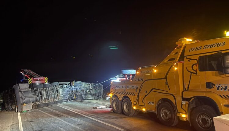 Accident pe DN1: TIR-ul răsturnat era plin cu vin