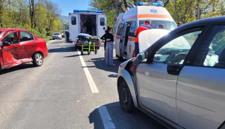 Accident violent la Tălmaciu, trei persoane rănite și trafic blocat total