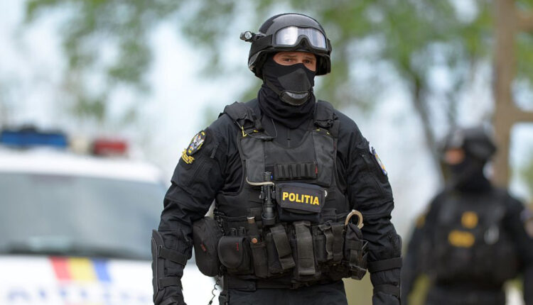 Bărbat condamnat pentru violență în familie, încătușat de polițiști la Sibiu