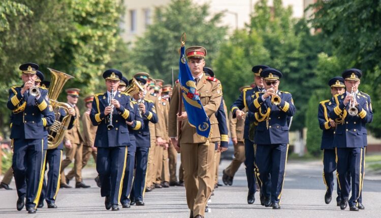 Defilare militară și tehnică de luptă în Piața Mare pentru Ziua Forțelor Terestre la Sibiu