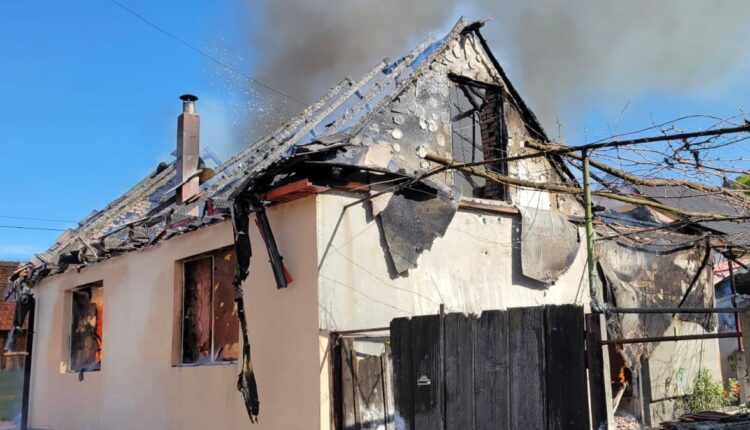 Incendiu devastator în Moșna mistuie o casă în câteva minute