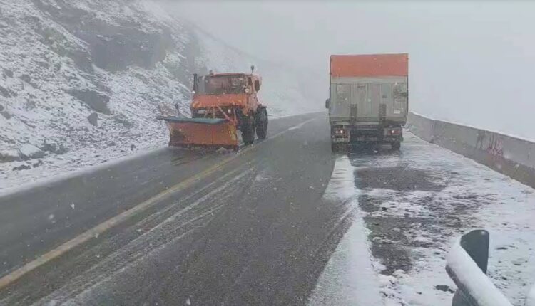 Intervenții masive pe drumurile din județul Sibiu după ninsori abundente