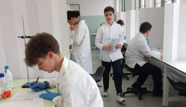 Olimpiada de chimie la Sibiu, laboratoarele universitare transformate în centre de concurs