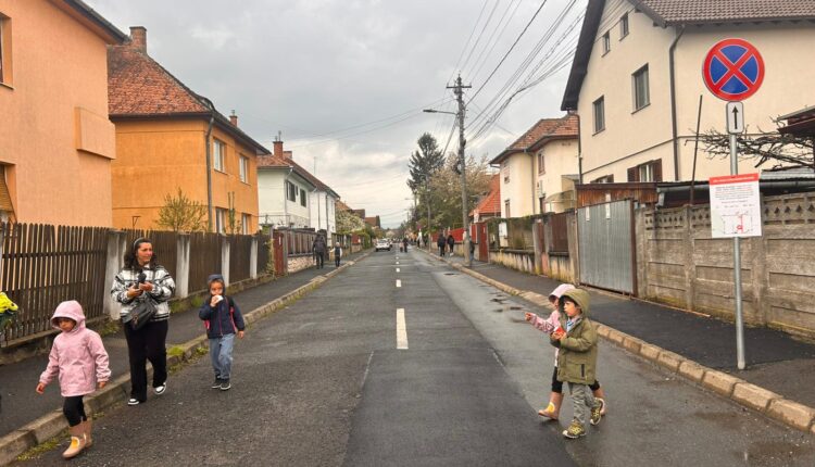 Prima zi de test fără mașini la școala Caragiale: părinții se adaptează, unii rămân sceptici