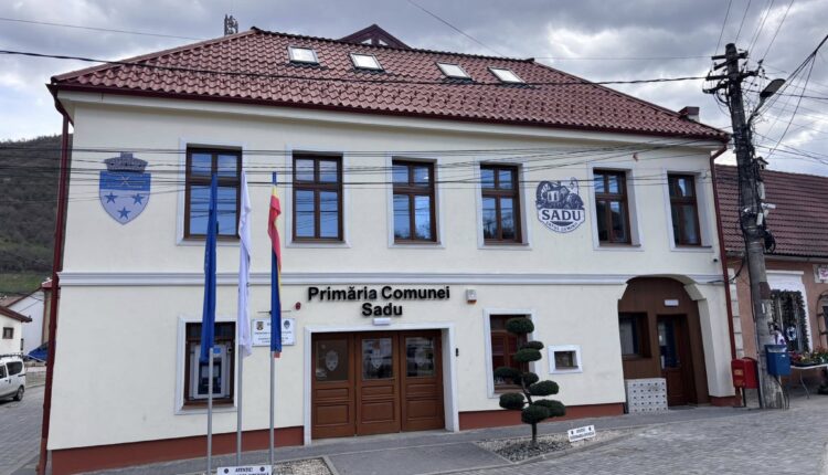 Primăria Sadu se mută înapoi în sediul renovat și anunță programul pentru public