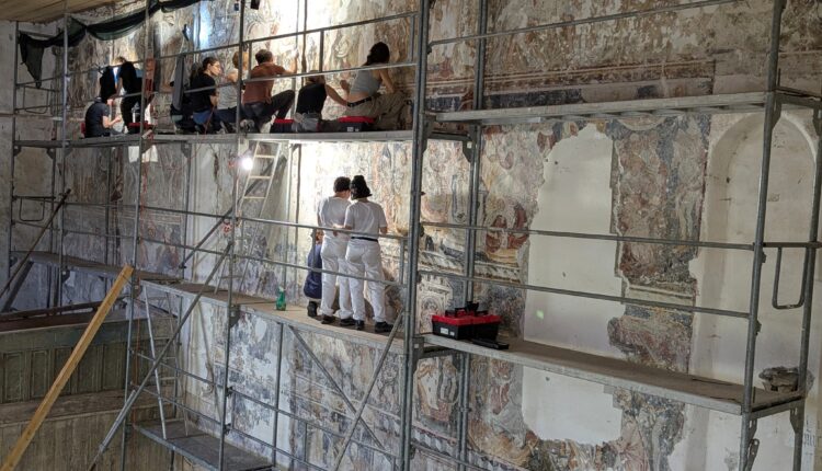 Satul din Sibiu cu 6 biserici deține cea mai mare frescă medievală din Transilvania