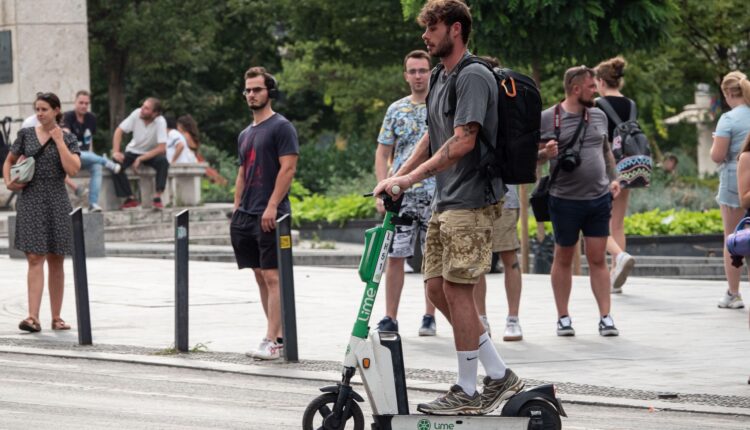 Se aprobă noul regulament pentru trotinete electrice la Sibiu, interzise pe trotuare și lângă școli