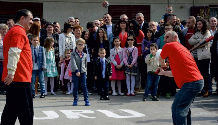 Tradiția de Paște revine la Mediaș cu împlinirea a 100 de ani de jocul „Țuru”