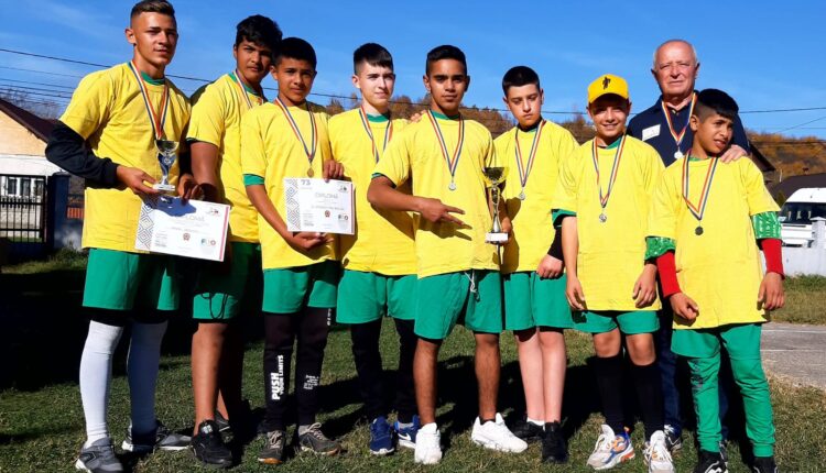 Turnu Roșu, satul în care oina bate fotbalul, povestea profesorilor care promovează sportul