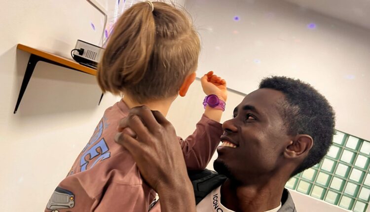 Ahmat Oumar Maki, tânăr din Ciad, ajută copiii cu autism în Sibiu