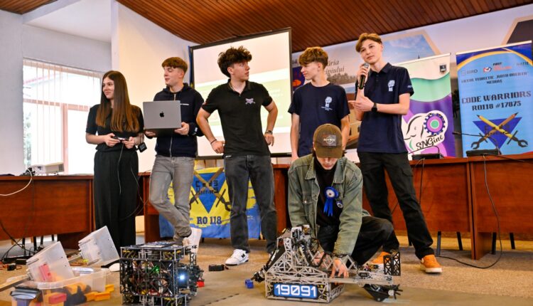 Elevi pasionați de robotică, invitați la un atelier interactiv organizat la Mediaș