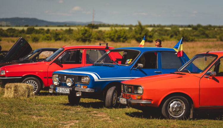 Expoziție cu zeci de Dacii la Muzeul Astra pentru pasionații de automobile de epocă