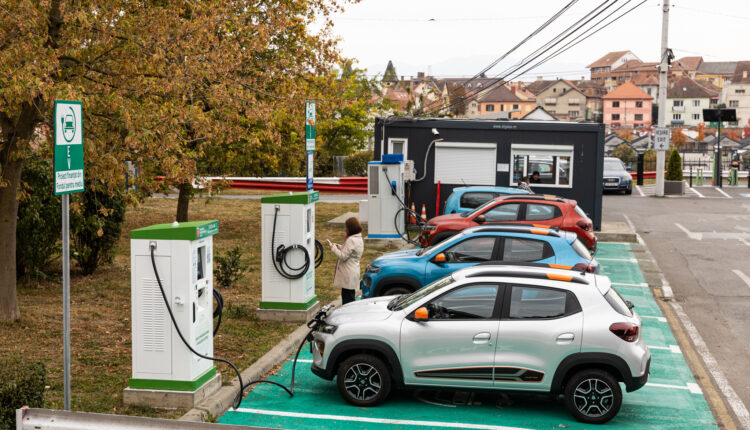 Înmatriculările de autoturisme noi au crescut cu 2,7% în aprilie 2026, iar mașinile electrice au cotă de 68%
