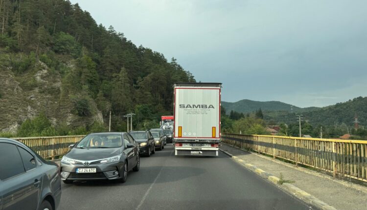 Restricții pentru TIR-uri pe autostrăzi de Rusalii și 1 Iunie, cu amenzi pentru șoferii care le ignoră