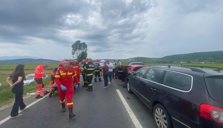 Accident pe DN1 la Bradu, 13 persoane implicate, dintre care 3 transportate la spital