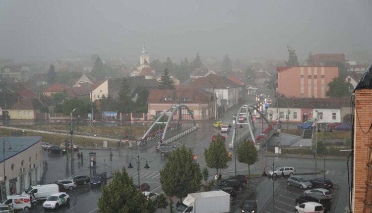 ANM a emis două avertizări cod galben pentru instabilitate atmosferică în mai multe regiuni
