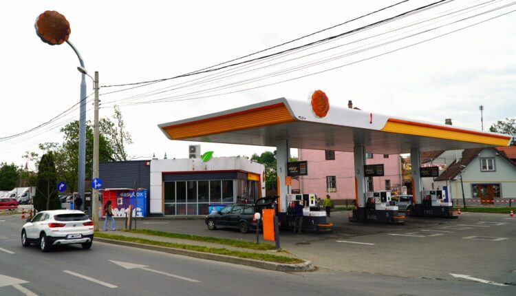 Rompetrol reduce prețurile la carburanți sub 9 lei pe litru, cele mai mici tarife din țară