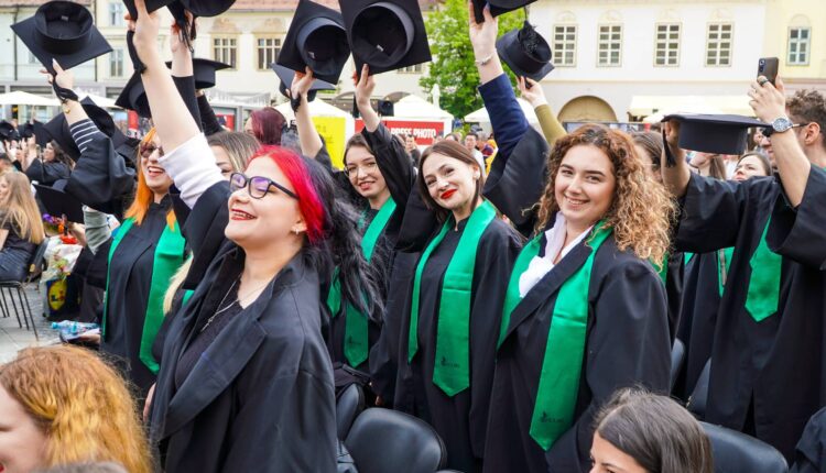 Sute de absolvenți își iau rămas-bun de la facultate în Piața Mare pe 10 iunie