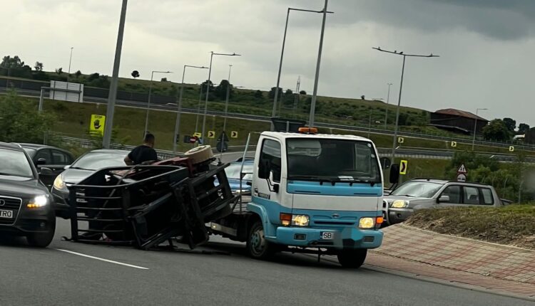 Trafic îngreunat pe DN1 la ieșirea de pe autostradă la Mohu din cauza unui motostivuitor răsturnat